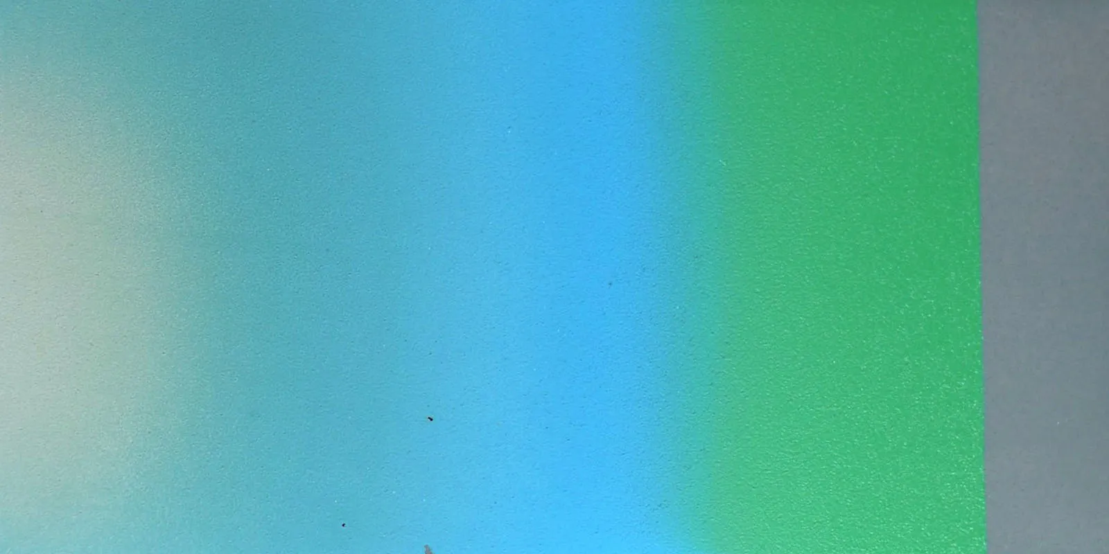 Beschichtete Testfläche mit allmählichem Farbwechsel von Blau zu Grün